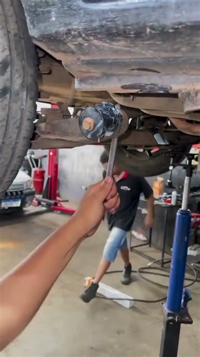 Here's how to easily install wing rubber on car wheels#shorts