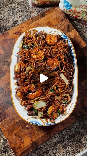 Sarah on Instagram: "30 minute Hokkien Mee recipe below 👇🏼 In celebration of Lunar New Years, @kame_brand and I have teamed up to bring you a quick noodle recipe that is sure be a hit at any party. It’s a common tradition to eat long noodles to ensure a long life during birthdays and holidays, so eating these is sure to be beneficial to you and everyone around ;) #kamepartner -1 pack @kame_brand Hokkien Noodles (comes with two noodle packets) -10 oz cabbage, chopped -10 oz gai lan, chopped -1 