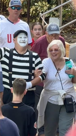 The smooth operator has arrived 🤣 Tom mime Seaworld #seaworldmime #tomthemime #funny #shorts