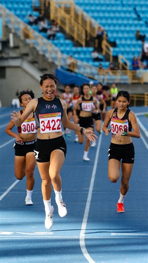 SPORT.TAIWAN on Instagram: "🏆【114年全國中等學校田徑錦標賽】 高中女子 1500 公尺｜1500 meters final 🥇金牌｜李柔靚｜國立宜蘭高中｜4:48.67 ──────────────────── 🥈銀牌｜何依橙｜新北錦和高中｜4:49.31 🥉銅牌｜吳宥葳｜基市二信高中｜4:49.73 何采璇｜國立宜蘭高中｜4:53.02 吳苡安｜新北丹鳳高中｜4:55.26 張喬｜國立東大體中｜4:55.79 林禹汝｜基市暖暖高中｜4:56.06 陳妍安｜竹縣湖口高中｜5:00.09 林歆媃｜國立員林農工｜5:06.36 陳心瑩｜國立東石高中｜5:15.59 梁薾文｜國立員林農工｜5:22.42 王彥婷｜北市松山家商｜DNF 前段由何依橙主動帶出節奏領跑，李柔靚緊跟在後。進入最後彎道，李柔靚成功超越取得領先，並率先衝線。何依橙與吳宥葳緊隨其後，三人於終盤形成明顯集團，名次直到最後直線才完全確定。 📸 Photo by @lee_shou_chih（Sport Taiwan） ──────────────────── 114年全中錦 全中錦 #