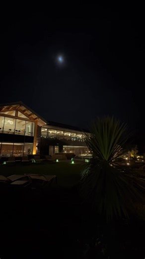 Get ready for a night that’s truly… spa‑tacular. ✨ Swimming under the stars in the British countryside feels magical - especially at Carden Park, where warm pools, glowing spa gardens and views towards the Welsh hills create a dreamy evening escape. 🏊💫 You’re also in prime slow‑travel territory, with vineyard tastings, peaceful countryside walks and historic Chester close by. 🌿🍷 Night‑time spa or daytime spa - which team are you? 🧖 📍 Carden Park, Chester, England #SpaBreak #Wellness #Briti