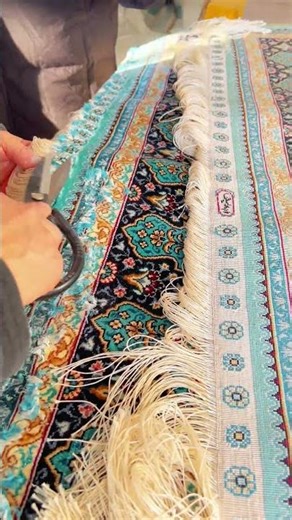 The weavers were weaving hand knotted silk carpets in Yilong’s workshop. #handmaderug