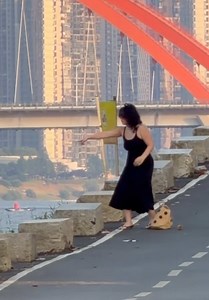 My sister is learning skateboarding #skateboarding #skateboard #sister #skateboardingisfun #fyp