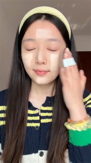 Get the Perfect Korean Dewy Makeup Look | Step-by-Step Tutorial 2025 ✨ Want that flawless glass skin glow Koreans are famous for? 💫 In this tutorial, I’ll show you exactly how to achieve the ultimate Korean dewy makeup look — from hydrating skincare prep to luminous foundation, soft blush, glossy lips, and that radiant finishing touch! 🌸 💄 What You’ll Learn: The secret Korean skincare prep for glowing skin ✨ Lightweight base routine for a natural, glass-skin finish 💧 Blush, highlighter & lip