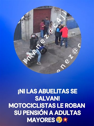 Les quitaron su Pensión Bienestar 😢💥 Motociclistas amenazaron con un arma a dos mujeres para asaltarlas, justo después de que ellas acababan de retirar su pensión, en Iztacalco. 🧐#tiktokinforma #tiktokmehizover