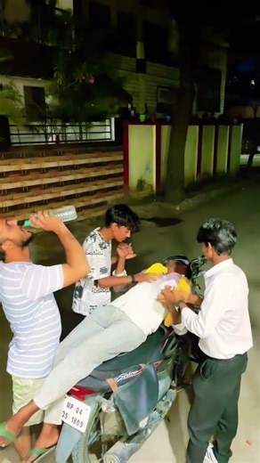 Dost gaya… par comedy zinda hai! 😂#comedyreels #funnyreel #viralreels #trendingreels #shorts #short