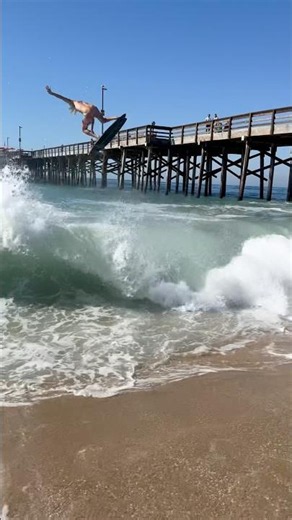 2 skimboarders VS 1 wave