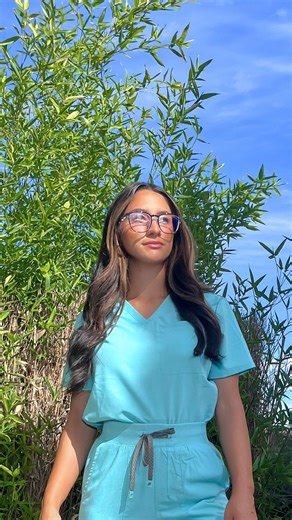 Kaela | Deaf RN on Instagram: "lol if my family and hearing friends don’t really know how to sign, then why do people assume that I’m exclusively dating deaf people/people who sign?? do we not realize how rare that is?? #deafnurse"