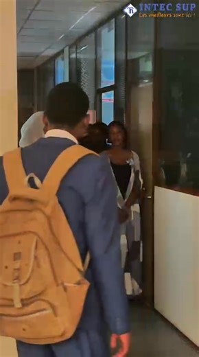 Dans le cadre de notre démarche d’ouverture sur le monde professionnel, nos étudiants ont effectué une visite d’entreprise au sein de SAER-EMPLOI, acteur majeur de la gestion des ressources humaines en Afrique de l’Ouest, situé au cœur des affaires à ACI 2000. Une expérience enrichissante qui renforce notre conviction : 👉 une formation de qualité passe aussi par le contact direct avec les entreprises et les professionnels du terrain. Merci à SAER-EMPLOI pour l’accueil, la disponibilité et le pa