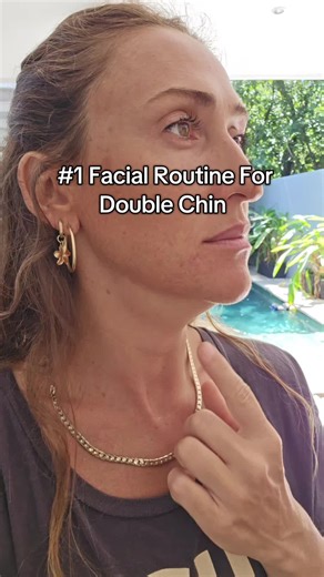 In today’s reel, I’m showing a simple but powerful technique that activates the deep muscles under the chin and improves lymphatic flow. 👅 Place the base of your tongue at the roof of your mouth 👄 Keep your lips closed 🌬️ Breathe through your nose 😌 Relax your entire face Now gently release the tongue… and place it back again. Release… back again. Repeat this motion slowly and mindfully. ⏱️ How long? • Do it for 1 minute • Rest for 30 seconds • Repeat 3 times total You can do this routine an
