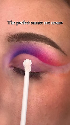 𝐁𝐄𝐀𝐔𝐓𝐘 | 𝐅𝐀𝐒𝐇𝐈𝐎𝐍 𝐂𝐎𝐍𝐓𝐄𝐍𝐓 𝐂𝐑𝐄𝐀𝐓𝐎𝐑 ✨ on Instagram: "The perfect sunset cut crease doesn’t exi…Oh wait, it does ✨ What’s your mood today ? . [cut crease, cut crease tutorial, makeup, colorful makeup, bold makeup]"