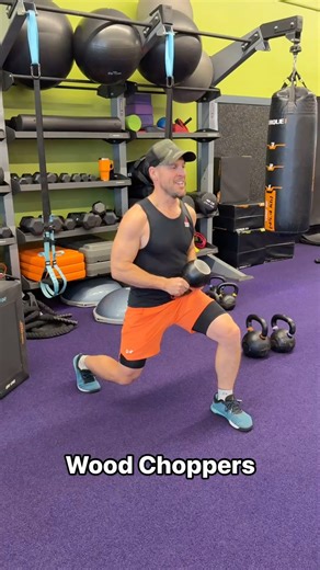 🪓 Chopping wood just like a small town lumberjack from a hallmark movie.🎄🎅 The wood chopper isn’t just about rotating — it’s about learning how to transfer power through your core while staying stable. This move lights up your abs, obliques, shoulders, and hips, while reinforcing strong, athletic movement patterns you use in sport and everyday life. 💡 Want to level it up? Try adding an elevated knee like Coach Chad ➡️ lifting one knee off the ground increases the stability demand, forces dee