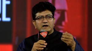 Khoon Chala to Bharat: Prasoon Joshi recites his famous works at Conclave 2019