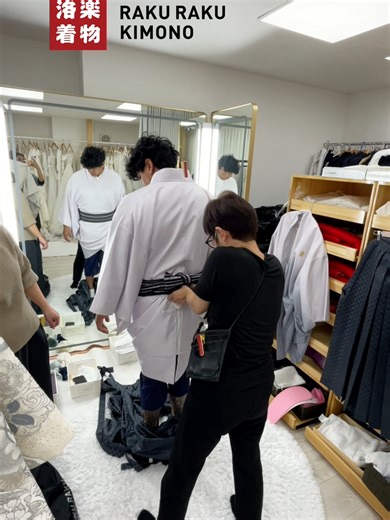🖤白地に黒格子の紋付袴👘 シンプルなのにカッコいい✨春・秋・冬の卒業式や披露宴、ちょっと特別なお出かけにもぴったり！ 角帯でビシッと決めれば、和のクラシックな雰囲気もバッチリ💫 みんなも袴で素敵におでかけしよ～🎵 #紋付袴 #男性和服 #京都着物 #洛楽着物 #卒業式 #披露宴 #和服コーデ #成人式 #洛楽着物rakurakukimono #着物好きな人と繋がりたい #和装ファッション #japanesestyle #京都着物レンタル #tiktokjapan #京都和服体验 #着物着付け体験 #京都和服體驗 #和服コーデ #和の美 #japanesefashion #kyotokimonorental
