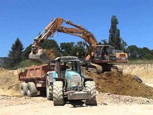 Case CX330 au chargement de tracteurs - Dromard TP