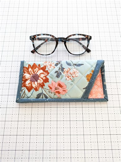 Let's make a Lennon Glasses Pouch out of just three 10" squares! I chose three coordinating squares from this Foraged, Found & Hand Me Down later cake and pieces one of them to make a strip long enough for the binding! 🙌 I love that the project used just three 10" squares. You can find the Lennon EyeGlasses Pouch in my shop (link in comments). Pattern: Lennon Glasses pouch pattern available in my shop Fabric: Foraged, Found & Hand Me Down by Fancy That Design House for Moda fabrics | Center Str