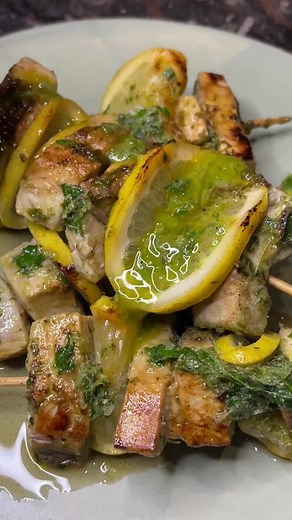 If this recent weather has made you want to fire up the barbie, we've got you covered with this lovely Swordfish Skewer recipe we learnt from Chef Tom Walton 🔥