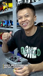 When the 1/18 Kabolite 5901 electric lfting excavator is equipped with a hammer, cracking walnuts becomes a hardcore performance. No one stipulates that machinery can only do rough work - look at this excavator, which is using its "arm" with a hammer to complete an exquisite "nut surgery". #rc #rcexcavator #rcradio | oliverhobby.com