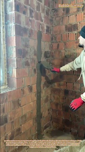 Plâtrage intérieur : application verticale de ciment sur des murs en briques