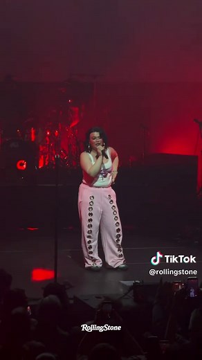 Lola Young's Captivating Performance of 'Messy' at SXSW