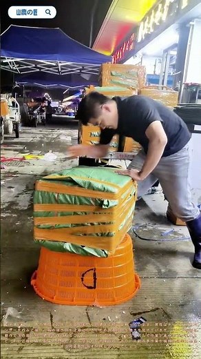 超速パッキング術: 男性の驚異的なテープ作業が機械並みの速さで進行中