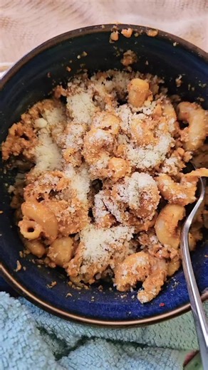 Lasagna walked into a weeknight… and got remixed 😏🍝 This homemade Hamburger Helper hits different with turkey, diamond-cut pasta, creamy vodka sauce, and a snowfall of Parmesan on top. Cozy, cheesy, and dangerously easy to devour. Who needs boxed when you’ve got this kind of magic in your kitchen? 💥 #foodie #strugglemeal #foodathome #pasta #lasagna homemade hamburger helper turkey pasta recipe vodka sauce pasta diamond pasta recipe easy comfort food dinner ground turkey meals quick family din