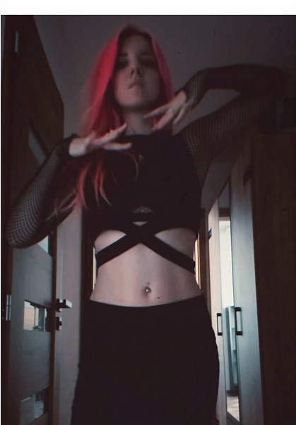 Woke up very goth today. Anyone in the mood for a little dark fusion later? Comment “🖤”. #fusionbellydance #fusionbellydancer #darkfusion #darkfusionbellydance #goth #gothgirl