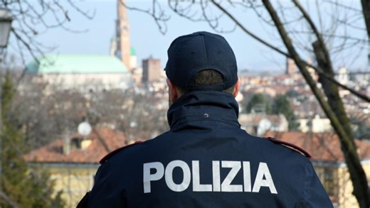 Fermato dalla Polizia, nascondeva un coltello a serramanico nello zaino: denunciato 35enne