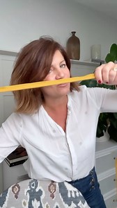 Dale un acabado perfecto a tu cabecero: Colocamos el vivo con pegamento textil para que no se mueva y mantenga su forma. Después, añadimos la tela y tb la pegamos primero antes de pasar a grapar. Y si…. Si quieres tapar la madera de la parte trasera, puedes poner una tela. Quien me conoce sabe lo que yo voy a hacer….🤣🤣🤣🤣 Si te ha gustado, toca dos veces en el vídeo ❤️, guárdalo para cuando quieras hacerlo y compártelo con quien creas que le va a interesar. Gracias!!!! #Cabecero #diy #deco #d