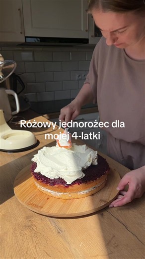 Hej 😉 4 urodziny mojej Córci i mój drugi tort w życiu. I przyznam, że tworzenie tortów naprawdę wciąga 🤭 Ten tort miał być różowy, miał być jednorożec i miał smakować tak, żeby każdy chciał dokładkę. Nie wiem czy dokonać wszystko było spełnione, ale Córcia była zachwycona, a na tym zależało mi najbardziej. Zostawiam Wam przepis: BISZKOPT: 5 jajek (rozmiar L) 150g mąki przennej (typu 450) 1/2 łyżeczki proszku do pieczenia 180g cukru KREM ŚMIETANOWY: 500g serka mascarpone 500g śmietany 30% 35g c