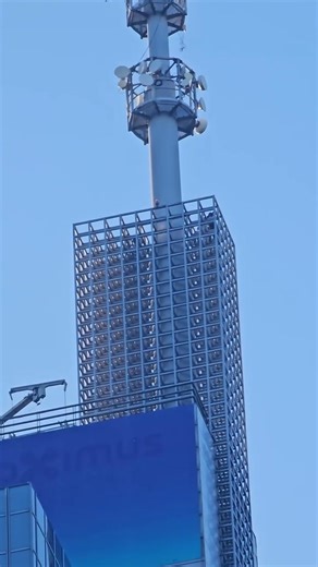 Un homme saute en parachute de la tour Proximus, la police ouvre une enquête: ce que l'on sait 👉 https://cityne.ws/v6op6 Vidéo: @Instagram/le_sage_sicilien | BruxellesToday