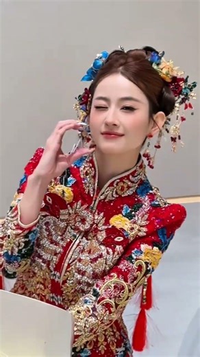 Beautiful traditional wedding outfit of a Chinese bride 😍