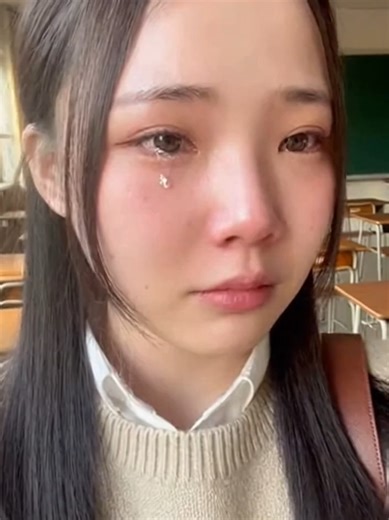 Cute college girl #crying in classroom. #泣く #哭 #khoc #tears #涙 #眼泪 #aivideo #sora #cryinggirl