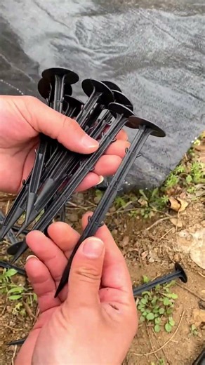 🌿🛠 Durable Plastic Garden Stakes — Secure Weed Barrier Fabric Fast & Easy!