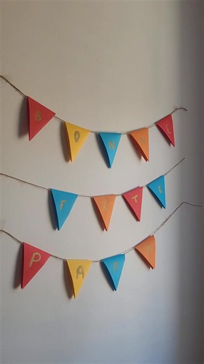 Activité manuelle pour les enfants. Guirlande bonne fête papa. Décoration à fabriquer soi-même. Guirlande de fanions. #activitemanuelle #activiteenfant #diy #craftideas #tuto