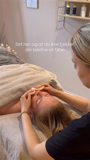Prøv vores allerede populære Japansk Facelifting: naturligt løft uden nåle✨ Oplev en af vores elskede behandlinger Japansk Facelifting Ritual™ – som giver dig et naturligt ansigtsløft, forbedret glød og indre balance, uden brug af botox, kirurgi eller injektioner. Denne forkælelses-oplevelse kombinerer traditionelle japanske løfteteknikker med moderne skønhedspleje og er perfekt, hvis du ønsker et friskere, mere strålende ansigt. ￼ Hvad inkluderer behandlingen? 🌸 Skånsom rens og forberedelse af