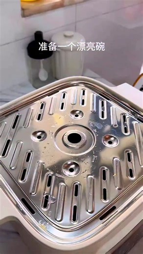 Tony Ong on Instagram: "这个入口即化的牛奶炖蛋，简直和外面卖的双皮奶一个味。学会之后再也不用去外面买了。非常适合秋天，20分钟搞定。#美食分享 #营养搭配 #炖盅美食 #牛奶炖蛋 #双皮奶做法 #食譜 #美食 #美食教程 #在家做美食"