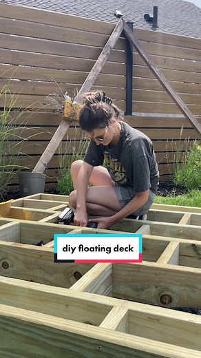 Had tons of questions about this DIY floating deck - so, I made a full tutorial for it! Catch it on my YT channel. Link in bio. 👆#outdoorproject #diyhome #diyproject #summervibe