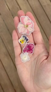 109 reactions · 32 comments | DIY nature stickers  You can make stickers out of anything using parchment paper and tape! I made stickers out of these pretty flowers and I’m in love. Who wants to try this craft? DIY stickers - edición naturaleza! Sabías que podés hacer stickers de cualquier cosa? Solo necesitas papel manteca y cinta adhesiva! Es tan fácil! Quien se anima a hacerlo? #paperflowers #flowers #diy #stickers #diystickers | Lucia Mallea | Facebook