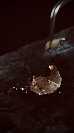 Remember the gold wire from the previous video? Do you know where it came from? I made it myself. From earlier projects — including the pen with dragon scales — I had some gold scraps left over. Sounds funny, doesn’t it? Gold scrap. But that’s exactly what it is: pure gold, just tiny little offcuts that I collect and eventually melt down. From that, I make wire with a diameter between 0.2 and 0.5 mm. Curious how? Well… I’ll save that for another time. 😉 And what about your favorite pen — do you