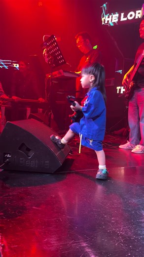 သားသား Stage ပေါ်မှာ ဦးဦး @Sai N Official Acc ကို ရှုပ်ထားတာ