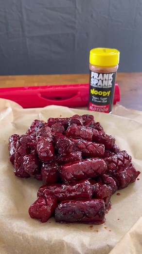 Honey bbq #hotdog #burntends with the #SLOTDOG I used the SLOTDOG to make those amazing score marks for those crispy edges and to get all the smoke and grill flavor deep into the meat. Then I seasoned them up with FRANK SPANK Woody Hot Dog Rub, a sweet and smoky Low Salt seasoning designed for #hotdogs by @SLOTDOG These are so simple and a must try. Perfect for any summer party, #july4thpicnic or tailgate! Also an amazing #fathersday gift idea for the grilling dads out there! Pick up the SLOTDOG