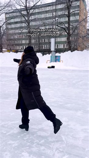 Skating Finland on Instagram: "Näin teet sisä- ja ulkokaaria! ⛸️ Ne onnistuu parhaiten, kun kiinnität huomiota näihin seikkoihin: ❄️ Pidä paino jalan sisä- tai ulkosyrjällä riippuen siitä, kumpaa kaarta teet. ❄️ Nojaa kohti kaarta. Se tapahtuu helpoiten, kun ajattelet nojaa edessäolevan käden olkaa kohti. Sisäkaarissa edessä on vastakäsi, ulkokaarissa sama kuin luisteleva jalka. Ulkojääkausi on parhaimmillaan! Rohkeasti kokeilemaan erilaisia liikkeitä 💖 #skatingfinland #taitoluistelu #ulkojäät"