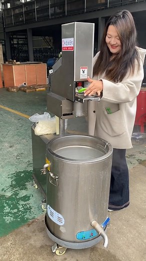 6.6K views · 18 reactions | #Lanzhou Ramen #Automatic Noodle Cutting Machine #Fast Noodle Machine #Pullingnoodle machine | Noodle Machine | Facebook