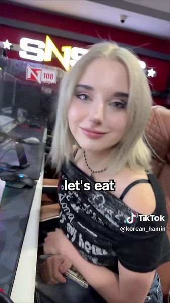 Korean PC Room Experience with Ari 🇰🇷