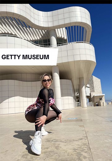 El Getty Museum • • (oficialmente J. Paul Getty Museum) es uno de los museos de arte más importantes de Estados Unidos y está en lo alto de una colina en Los Ángeles. Está dividido en dos sedes: el Getty Center (arte europeo, fotografía y diseño) y el Getty Villa (arte de la antigua Grecia y Roma). Tiene obras muy famosas, como pinturas de Van Gogh, Rembrandt y Monet. Su arquitectura es icónica: el Getty Center fue diseñado por el arquitecto Richard Meier y parece una ciudad moderna de piedra bl