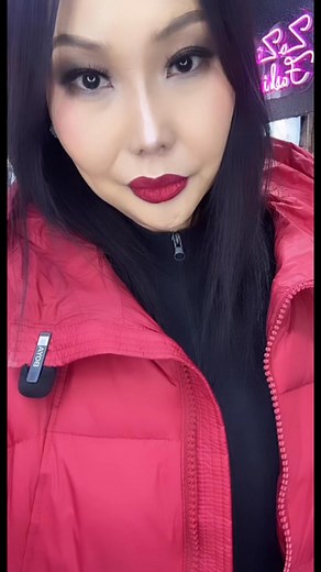 26K views · 208 reactions | ❤️癩 Ene zagwar ulaan 2 har 1 beige 2 vldlee amjaad awaarai mash goe dulaan hvnii bieiin dulaanaar ud ni huwsiidug tasarhai kvrtik maani duuslaa shvv peace mall 6 dawhart 610 toot 癩❤️ | Zo Zi Fashion Peace mall salbar | Facebook