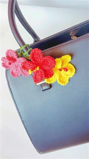 #055 | اسهل وردة كروشية 🌸🌸| easy bag charm #diy #shorts