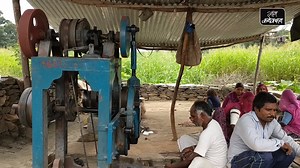 गांव के 'इंजीनियर' लोहार... आज भी खेती और रोजमर्रा की जिंदगी से जुड़े खुरपा, बांका जैसे औजार लोहार बनाते हैं। पहले गर्म लोहे को पीटने के लिए घन चलता था अब यहां भी जुगाड़ की मशीनें आ गई हैं, जो काम आसान करती हैं। वीडियो: Arvind Shukkla | Gaon Connection