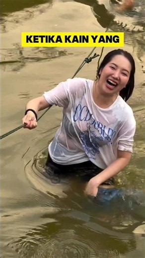 momen lucu ketika melihat janda cantik saat menyebrangi sungai ‼️‼️ #ngakak #lucu #janda #kocak